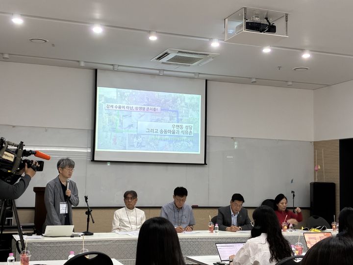 [서울=뉴시스] 윤도영 인턴기자=서울 서초구 우면동 성당에서 열린 서리풀2지구 개발 반대 설명회에서 성해영 서울대학교 교수가 발언하고 있다. 2026.06.24. photo@newsis.com *재판매 및 DB 금지 *재판매 및 DB 금지