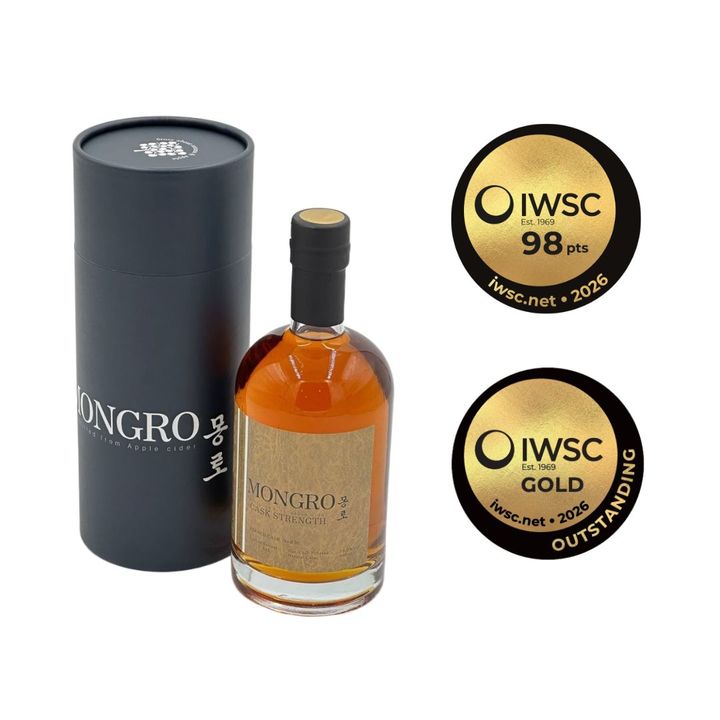 [예산=뉴시스] 지난 15일 발표된 '2026 IWSC(국제와인품평회)'에서 98점을 얻어 과실 증류주 부문 최고 등급인 금상과 과실주 부문 최고상을 동시에 수상한 예산사과와인㈜ '몽로'. (사진=예산군 제공) 2026.06.24. photo@newsis.com *재판매 및 DB 금지