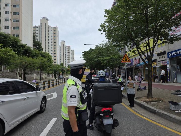 [청주=뉴시스] 24일 충북 청주시의 한 도로에서 충북경찰청 소속 경찰이 이륜차 교통법규 위반 행위를 단속하고 있다. (사진=충북경찰청 제공) (2026.06.24. photo@newsis.com *재판매 및 DB 금지