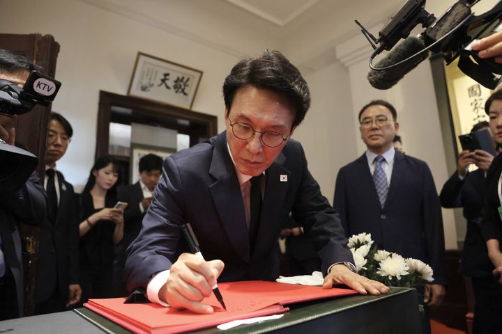 [다롄=뉴시스]김민석 국무총리가 24일 관둥법원을 찾아 방명록에 서명하고 있다. (사진=총리실 제공) photo@newsis.com *재판매 및 DB 금지