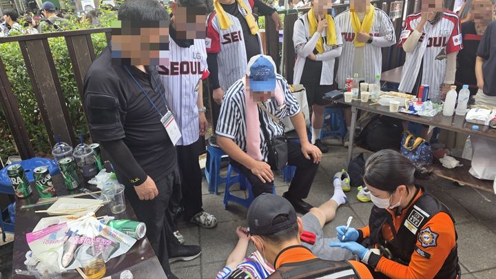 [서울=뉴시스] 지난 21일 잠실야구장 앞 종합운동장역 5번 출구 인근에서 쓰러진 70대 남성에 대한 현장 응급조치가 이뤄지고 있다. (사진=서울시체육시설관리사업소 제공) 2026.06.25. photo@newsis.com *재판매 및 DB 금지