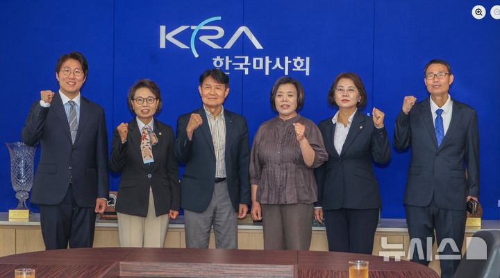 [과천=뉴시스] 간담회 참석자들이 기념 촬영을 하고 있다. (사진=페이스북 캡처).2026.06.24. photo@newsis.com