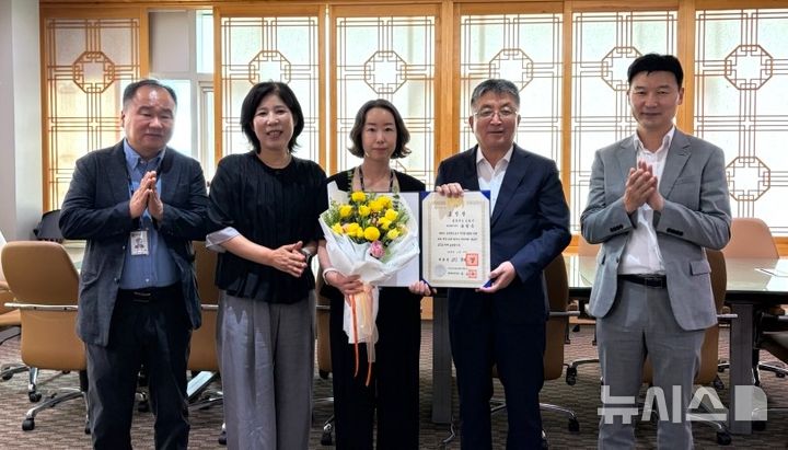 [포항=뉴시스] = 공정은 복지정책과 주무관 정보 문화 발전에 이바지한 공로로 대통령 표창 기념 촬영. 2026.06.24. photo@newsis.com