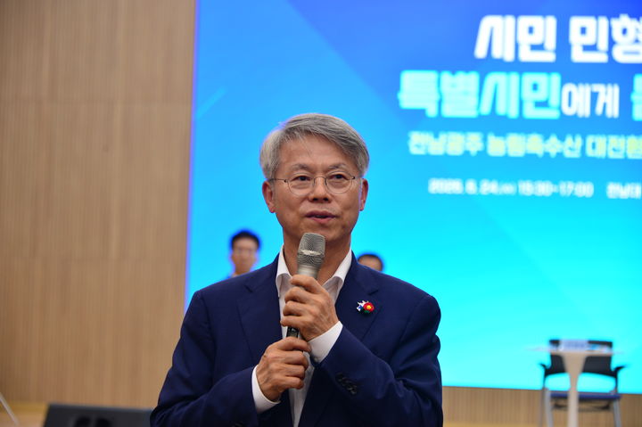 [여수=뉴시스] 김석훈 기자 = 민형배 전남광주특별시장 당선인이 24일 오후 전남대학교 여수캠퍼스에서 특별시민과 대화 시간을 갖고 있다. 2026.06.24. kim@newsis.com&nbsp; *재판매 및 DB 금지