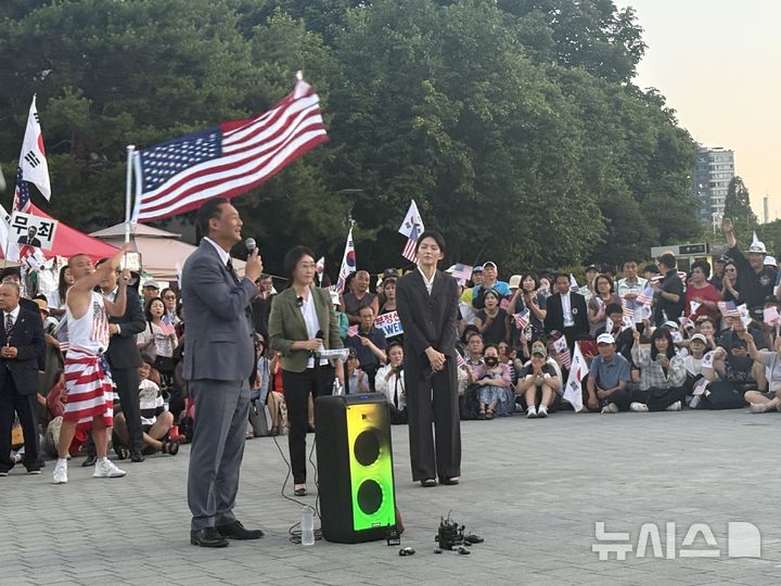 [서울=뉴시스]최은수 기자=모스 탄(한국명 단현명) 미국 리버티대 교수가 24일 서울 송파구 올림픽공원 핸드볼경기장 2-3 출입구 앞에서 열린 기자회견에서 발언하고 있다. 탄 교수는 이날 서울경찰청 출석 요구에 응하지 않은 뒤 지지자들 앞에서 입장을 밝혔다. 2026.06.24.eschoi@newsis.com