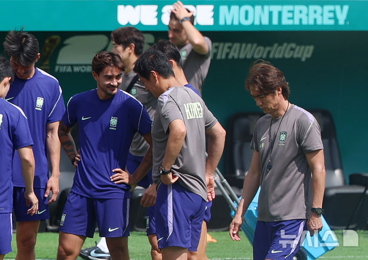 [산니콜라스(멕시코)=뉴시스] 김명년 기자 = 축구 국가대표팀 홍명보 감독이 23일(현지 시간) 멕시코 몬테레이 인근 산니콜라스에 위치한 훈련장 에스타디오 우니베르시타리오에서 훈련하는 옌스 카스트로프 등 선수들을 지나치며 생각에 잠겨 있다. 2026.06.24. kmn@newsis.com