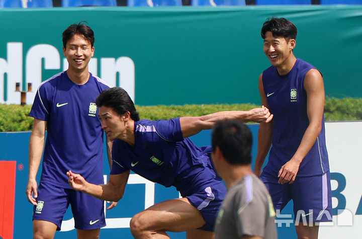 [산니콜라스(멕시코)=뉴시스] 김명년 기자 = 축구 국가대표팀 엄지성과 조규성, 손흥민이 23일(현지 시간) 멕시코 몬테레이 인근 산니콜라스에 위치한 훈련장 에스타디오 우니베르시타리오에서 훈련하고 있다. 2026.06.24. kmn@newsis.com