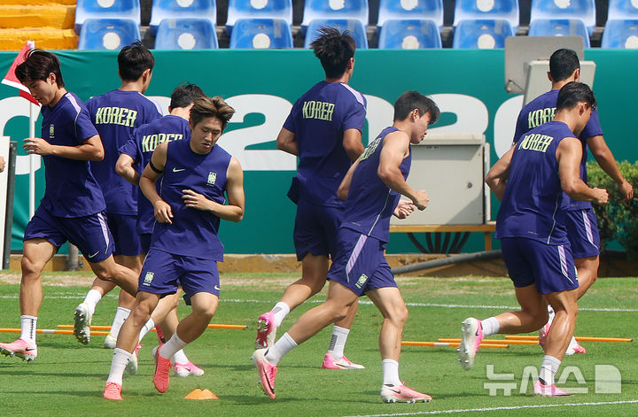[산니콜라스(멕시코)=뉴시스] 김명년 기자 = 축구 국가대표팀 이강인 등 선수들이 23일(현지 시간) 멕시코 몬테레이 인근 산니콜라스에 위치한 훈련장 에스타디오 우니베르시타리오에서 훈련하고 있다. 2026.06.24. kmn@newsis.com