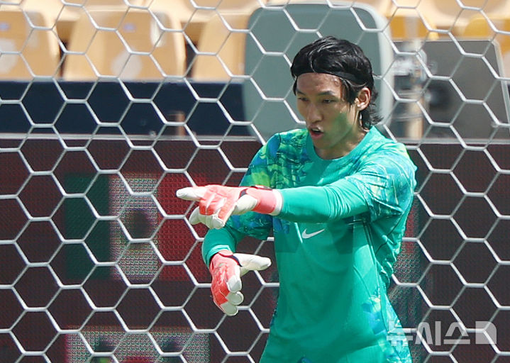 [산니콜라스(멕시코)=뉴시스] 김명년 기자 = 축구 국가대표팀 김승규가 23일(현지 시간) 멕시코 몬테레이 인근 산니콜라스에 위치한 훈련장 에스타디오 우니베르시타리오에서 훈련하고 있다. 2026.06.24. kmn@newsis.com