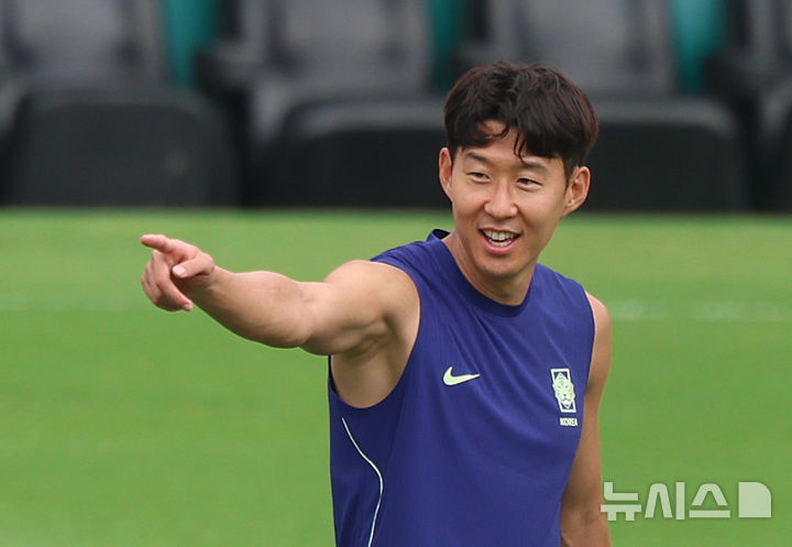 [산니콜라스(멕시코)=뉴시스] 김명년 기자 = 축구 국가대표팀 손흥민이 23일(현지 시간) 멕시코 몬테레이 인근 산니콜라스에 위치한 훈련장 에스타디오 우니베르시타리오에서 훈련 중 한 곳을 가리키고 있다. 2026.06.24. kmn@newsis.com
