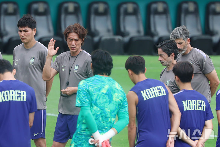 [산니콜라스(멕시코)=뉴시스] 김명년 기자 = 축구 국가대표팀 홍명보 감독이 23일(현지 시간) 멕시코 몬테레이 인근 산니콜라스에 위치한 훈련장 에스타디오 우니베르시타리오에서 훈련 전 선수들에게 지시사항을 말하고 있다. 2026.06.24. kmn@newsis.com