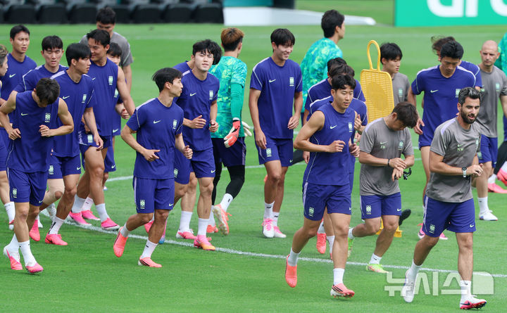 [산니콜라스(멕시코)=뉴시스] 김명년 기자 = 축구 국가대표팀 선수들이 23일(현지 시간) 멕시코 몬테레이 인근 산니콜라스에 위치한 훈련장 에스타디오 우니베르시타리오에서 런닝하고 있다. 2026.06.24. kmn@newsis.com