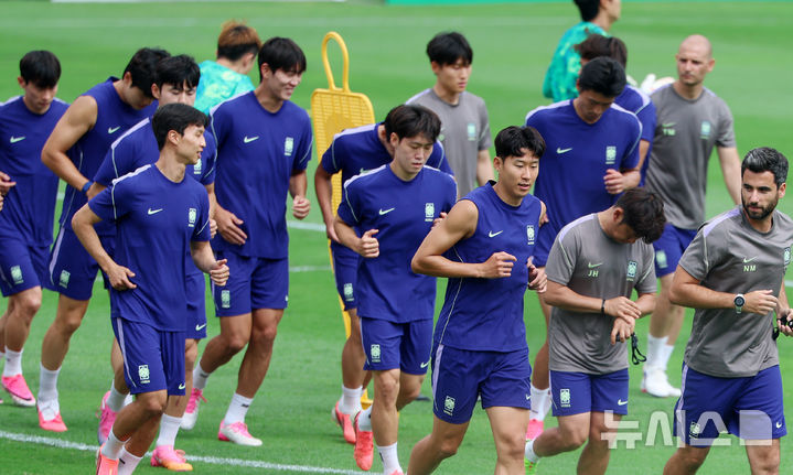 [산니콜라스(멕시코)=뉴시스] 김명년 기자 = 축구 국가대표팀 선수들이 23일(현지 시간) 멕시코 몬테레이 인근 산니콜라스에 위치한 훈련장 에스타디오 우니베르시타리오에서 런닝하고 있다. 2026.06.24. kmn@newsis.com