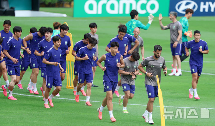 [산니콜라스(멕시코)=뉴시스] 김명년 기자 = 축구 국가대표팀 선수들이 23일(현지 시간) 멕시코 몬테레이 인근 산니콜라스에 위치한 훈련장 에스타디오 우니베르시타리오에서 런닝하고 있다. 2026.06.24. kmn@newsis.com