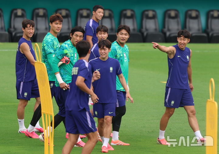 [산니콜라스(멕시코)=뉴시스] 김명년 기자 = 축구 국가대표팀 손흥민이 23일(현지 시간) 멕시코 몬테레이 인근 산니콜라스에 위치한 훈련장 에스타디오 우니베르시타리오에서 훈련 중 한 곳을 가리키고 있다. 2026.06.24. kmn@newsis.com