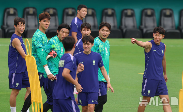 [산니콜라스(멕시코)=뉴시스] 김명년 기자 = 축구 국가대표팀 손흥민이 23일(현지 시간) 멕시코 몬테레이 인근 산니콜라스에 위치한 훈련장 에스타디오 우니베르시타리오에서 훈련 중 한 곳을 가리키고 있다. 2026.06.24. kmn@newsis.com