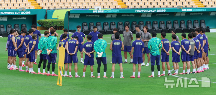 [산니콜라스(멕시코)=뉴시스] 김명년 기자 = 축구 국가대표팀 선수들이 23일(현지 시간) 멕시코 몬테레이 인근 산니콜라스에 위치한 훈련장 에스타디오 우니베르시타리오에서 훈련 전 홍명보 감독의 지시사항을 듣고 있다. 2026.06.24. kmn@newsis.com