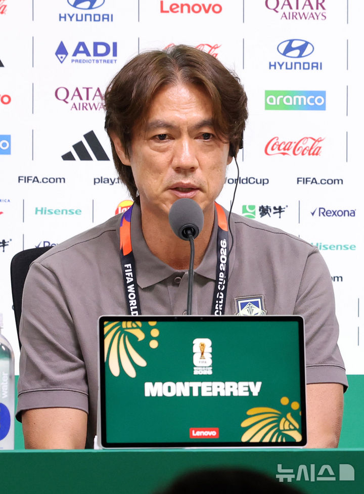 [몬테레이(멕시코)=뉴시스] 전신 기자 = 축구 국가대표팀 홍명보 감독이 2026 북중미 월드컵 조별리그 3차전 남아프리카공화국과의 경기를 하루 앞둔 23일(현지 시간) 멕시코 몬테레이 스타디움에서 열린 공식 기자회견에서 취재진 질문에 답변하고 있다. 2026.06.24. photo1006@newsis.com