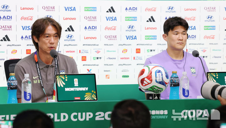 [몬테레이(멕시코)=뉴시스] 전신 기자 = 축구 국가대표팀 홍명보 감독이 2026 북중미 월드컵 조별리그 3차전 남아프리카공화국과의 경기를 하루 앞둔 23일(현지 시간) 멕시코 몬테레이 스타디움에서 열린 공식 기자회견에서 취재진 질문에 답변하고 있다. 2026.06.24. photo1006@newsis.com