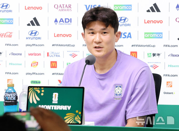 [몬테레이(멕시코)=뉴시스] 전신 기자 = 축구 국가대표팀 김민재가 2026 북중미 월드컵 조별리그 3차전 남아프리카공화국과의 경기를 하루 앞둔 23일(현지 시간) 멕시코 몬테레이 스타디움에서 열린 공식 기자회견에서 취재진 질문에 답변하고 있다. 2026.06.24. photo1006@newsis.com