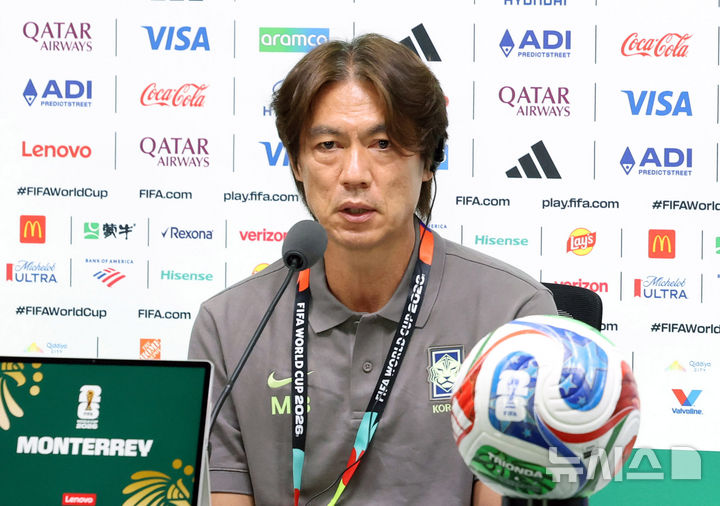 [몬테레이(멕시코)=뉴시스] 전신 기자 = 축구 국가대표팀 홍명보 감독이 2026 북중미 월드컵 조별리그 3차전 남아프리카공화국과의 경기를 하루 앞둔 23일(현지 시간) 멕시코 몬테레이 스타디움에서 열린 공식 기자회견에서 취재진 질문에 답변하고 있다. 2026.06.24. photo1006@newsis.com