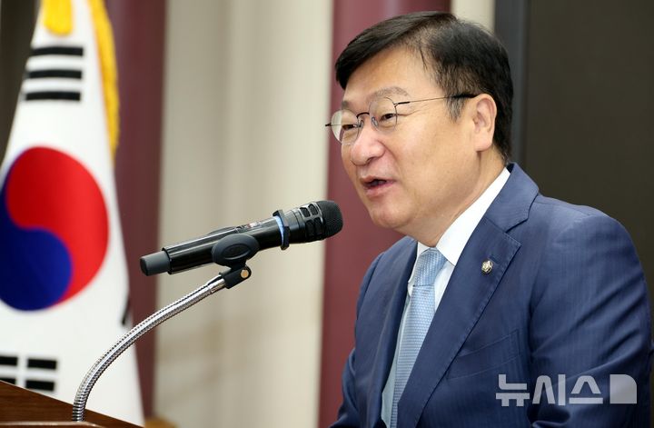 [서울=뉴시스] 조성봉 기자 = 정점식 국민의힘 원내대표가 24일 오전 서울 여의도 국회 의원회관 소회의실에서 열린 대한민국 미래혁신포럼 제9차 세미나에서 축사를 하고 있다. 2026.06.24. suncho21@newsis.com