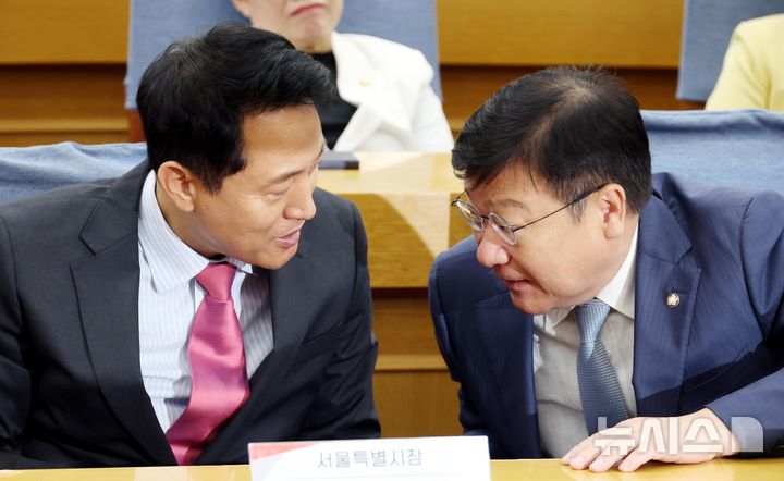 [서울=뉴시스] 조성봉 기자 = 정점식 국민의힘 원내대표와 오세훈 서울시장이 24일 오전 서울 여의도 국회 의원회관 소회의실에서 열린 대한민국 미래혁신포럼 제9차 세미나에서 대화를 하고 있다. 2026.06.24. suncho21@newsis.com