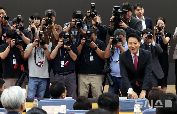 [서울=뉴시스] 조성봉 기자 = 오세훈 서울시장이 24일 오전 서울 여의도 국회 의원회관 소회의실에서 열린 대한민국 미래혁신포럼 제9차 세미나에서 인사를 하고 있다. 2026.06.24. suncho21@newsis.com