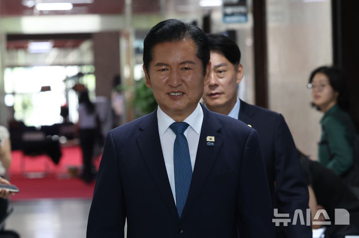 [서울=뉴시스] 김근수 기자 = 정청래 더불어민주당 대표가 24일 오전 서울 여의도 국회에서 당대표 실로 들어가고 있다. 2026.06.24. ks@newsis.com