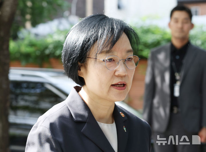 [서울=뉴시스] 조수정 기자 = 한성숙 국무총리 후보자가 인사청문회를 하루 앞둔 지난 24일 오전 서울 종로구 금융감독원 연수원에 마련된 준비사무실로 출근하고 있다. 2026.06.24. chocrystal@newsis.com