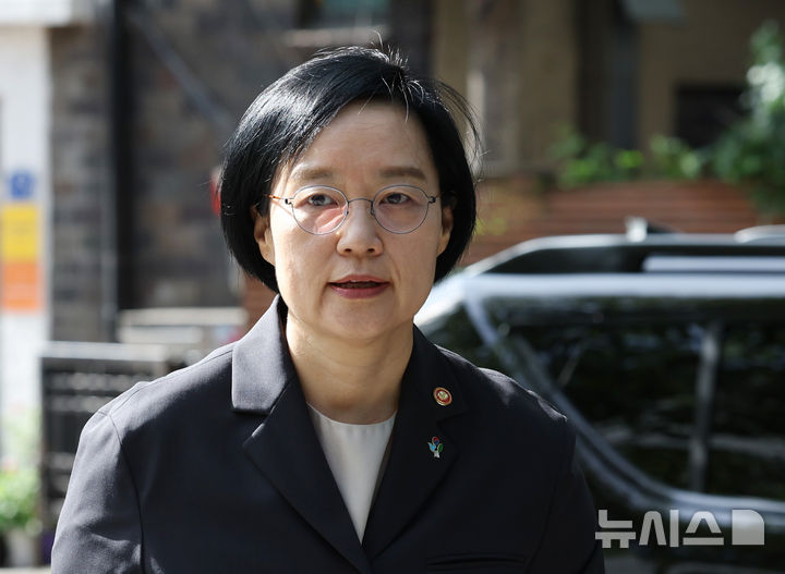 [서울=뉴시스] 조수정 기자 =서민민생대책위원회(서민위)는 24일 한성숙 국무총리 후보자를 업무상 배임·직권남용·직무유기 혐의로 서울경찰청에 고발했다고 밝혔다. 사진은 이날 오전 한 후보자가 서울 종로구 금융감독원 연수원에 마련된 준비사무실로 출근하고 있는 모습. 2026.06.24. chocrystal@newsis.com