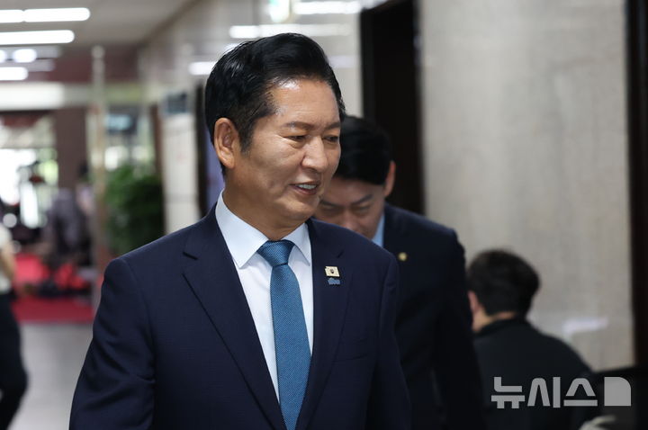 [서울=뉴시스] 김근수 기자 = 정청래 더불어민주당 대표가 24일 오전 서울 여의도 국회에서 당대표 실로 들어가고 있다. 2026.06.24. ks@newsis.com