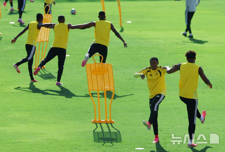 [산니콜라스(멕시코)=뉴시스] 김명년 기자 = 남아프리카공화국 축구 국가대표팀 선수들이 2026 북중미 월드컵에서 한국과 조별리그 3차전을 하루 앞둔 23일(현지 시간) 멕시코 몬테레이 인근 산니콜라스에 위치한 훈련장 에스타디오 우니베르시타리오에서 훈련하고 있다. 2026.06.24. kmn@newsis.com