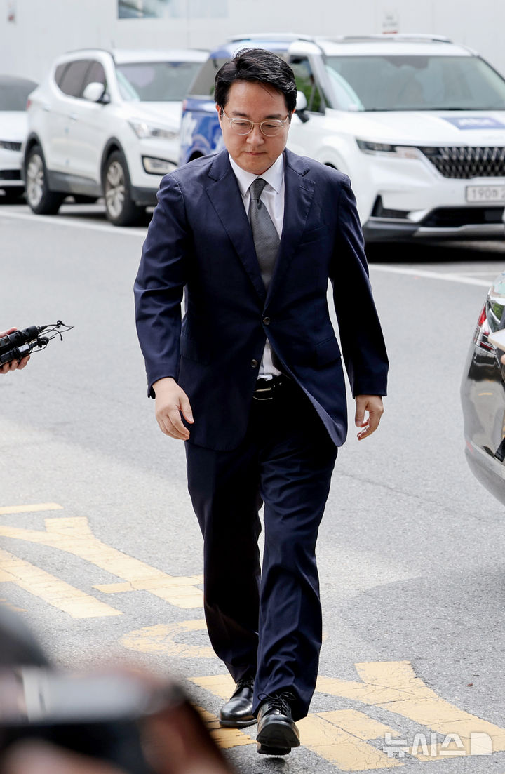 [과천=뉴시스] 김진아 기자 = 심우정 전 검찰총장이 24일 경기 과천시 2차 종합특검 사무실에 내란중요임무종사, 직권남용권리행사방해 혐의 관련 피의자 신분으로 출석하고 있다 2026.06.23. bluesoda@newsis.com