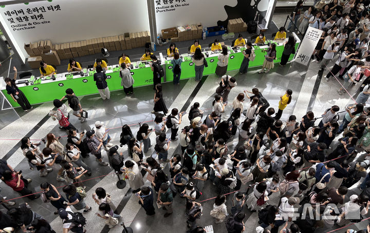 [서울=뉴시스] 한이재 기자 = 24일 오전 서울 강남구 코엑스에서 열린 서울국제도서전을 찾은 관람객들이 입장하기 위해 줄을 서고 있다. 2026.06.24. nowone@newsis.com
