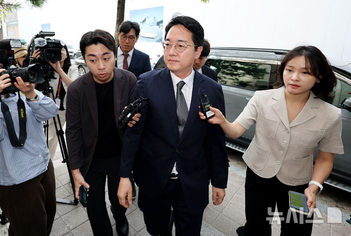 [과천=뉴시스] 김진아 기자 = 심우정 전 검찰총장이 24일 경기 과천시 2차 종합특검 사무실에 내란중요임무종사, 직권남용권리행사방해 혐의 관련 피의자 신분으로 출석하고 있다 2026.06.23. bluesoda@newsis.com