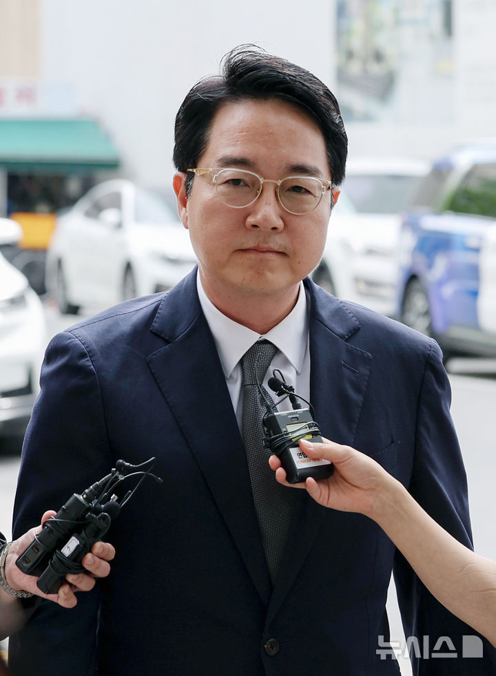 [과천=뉴시스] 김진아 기자 = 심우정 전 검찰총장이 24일 경기 과천시 2차 종합특검 사무실에 내란중요임무종사, 직권남용권리행사방해 혐의 관련 피의자 신분으로 출석하고 있다 2026.06.23. bluesoda@newsis.com