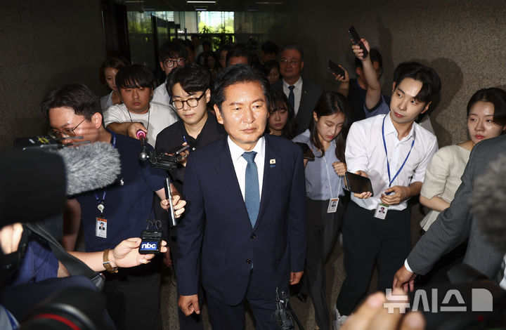 [서울=뉴시스] 김근수 기자 = 정청래 더불어민주당 대표가 24일 오전 서울 여의도 국회에서 열린 최고위원회의에서 연임의사를 밝히고 사퇴를 발표한 가운데 국회를 빠져나가고 있다. 2026.06.24. ks@newsis.com