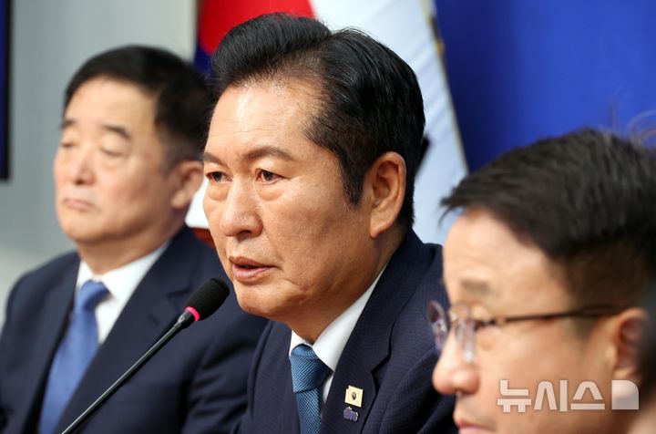 [서울=뉴시스] 조성봉 기자 = 정청래 더불어민주당 대표가 24일 오전 서울 여의도 국회에서 열린 최고위원회의에서 연임 도전을 위해 사퇴 의사를 밝히고 있다. 2026.06.24. suncho21@newsis.com