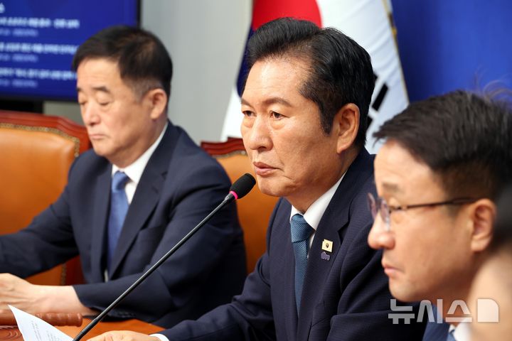 [서울=뉴시스] 조성봉 기자 = 정청래 더불어민주당 대표가 24일 오전 서울 여의도 국회에서 열린 최고위원회의에서 연임 도전을 위해 사퇴 의사를 밝히고 있다. 2026.06.24. suncho21@newsis.com