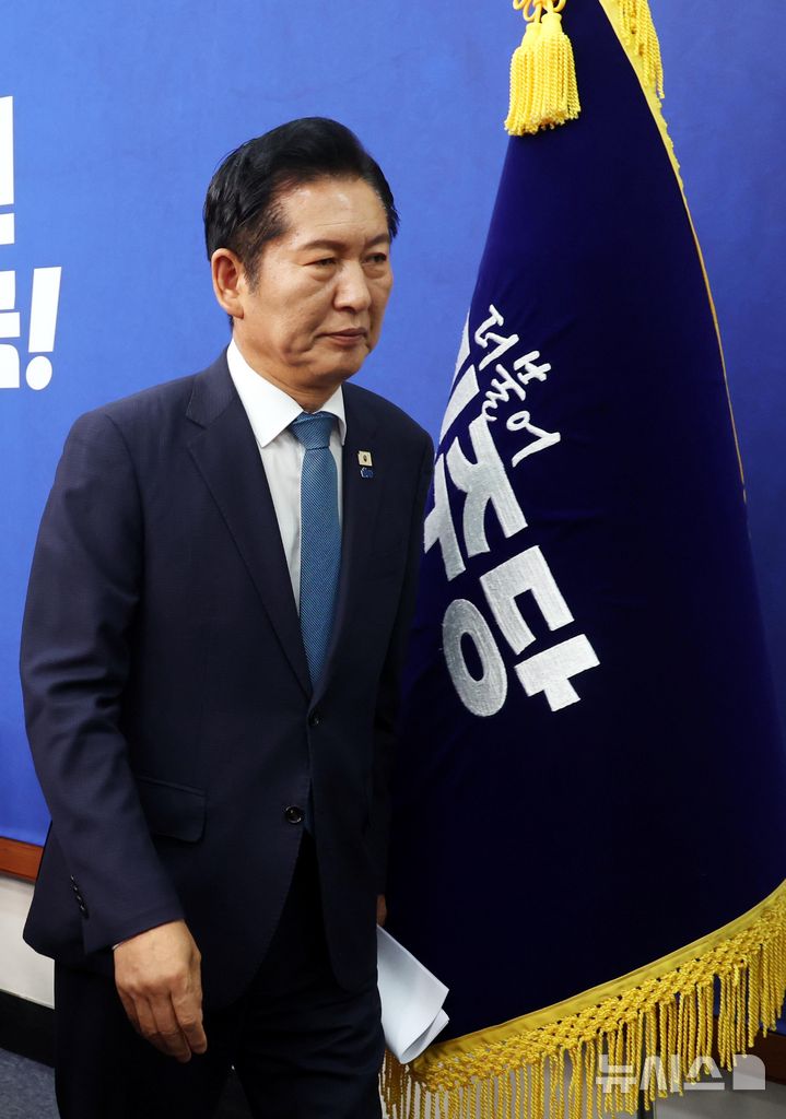 [서울=뉴시스] 조성봉 기자 = 정청래 더불어민주당 대표가 24일 오전 서울 여의도 국회에서 열린 최고위원회의에서 연임 도전을 위해 사퇴 의사를 밝히며 자리를 떠나고 있다. 2026.06.24. suncho21@newsis.com