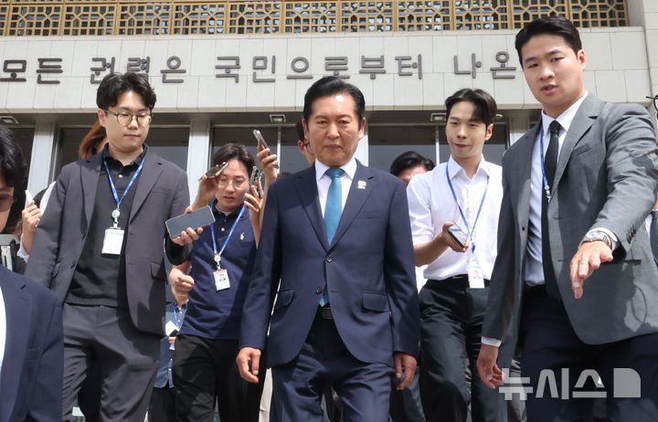 [서울=뉴시스] 조성봉 기자 = 정청래 더불어민주당 대표가 24일 오전 서울 여의도 국회에서 열린 최고위원회의에서 연임 도전을 위해 사퇴 의사를 밝히고 이동하며 취재진의 질문세례를 받고 있다. 2026.06.24. suncho21@newsis.com