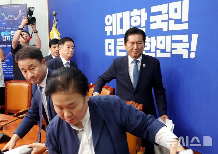 [서울=뉴시스] 조성봉 기자 = 정청래 더불어민주당 대표가 24일 오전 서울 여의도 국회에서 열린 최고위원회의에서 연임 도전을 위한 사퇴 의사를 밝히고 자리에서 떠나고 있다. 2026.06.24. suncho21@newsis.com