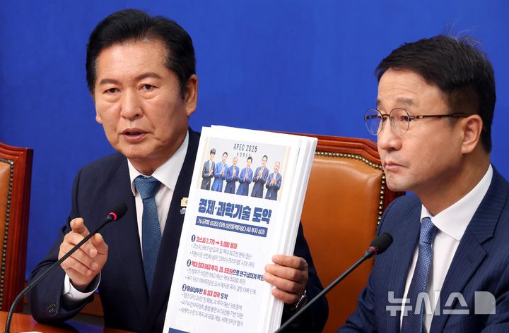 [서울=뉴시스] 조성봉 기자 = 정청래 더불어민주당 대표가 24일 오전 서울 여의도 국회에서 열린 최고위원회의에서 발언을 하고 있다. 2026.06.24. suncho21@newsis.com
