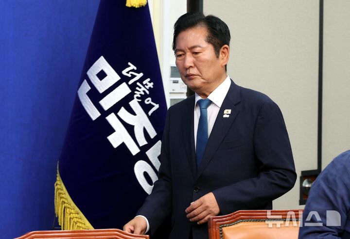 [서울=뉴시스] 조성봉 기자 = 정청래 더불어민주당 대표가 24일 오전 서울 여의도 국회에서 열린 최고위원회의에 참석하고 있다. 2026.06.24. suncho21@newsis.com