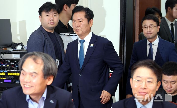 [서울=뉴시스] 조성봉 기자 = 정청래 더불어민주당 대표와 한병도 원내대표가 24일 오전 서울 여의도 국회에서 열린 최고위원회의에 참석하고 있다. 2026.06.24. suncho21@newsis.com