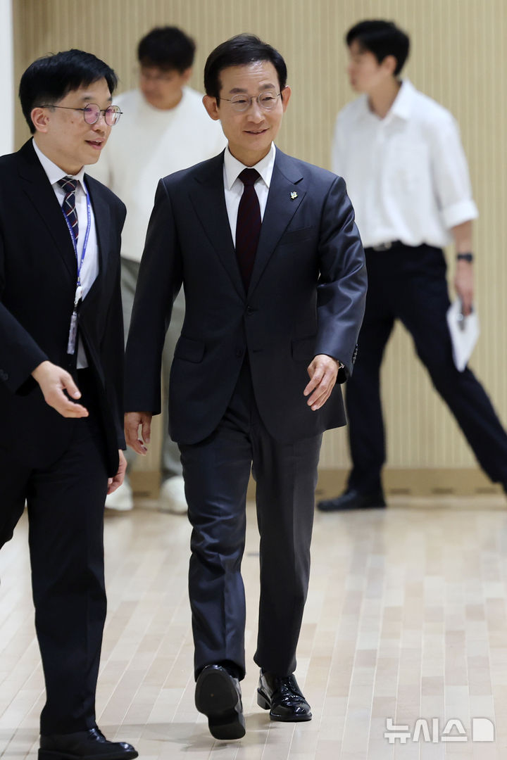 [서울=뉴시스] 조성우 기자 = 김호철 감사원장이 24일 서울 종로구 감사원에서 열린 기자간담회에 입장하고 있다. 2026.06.24. xconfind@newsis.com