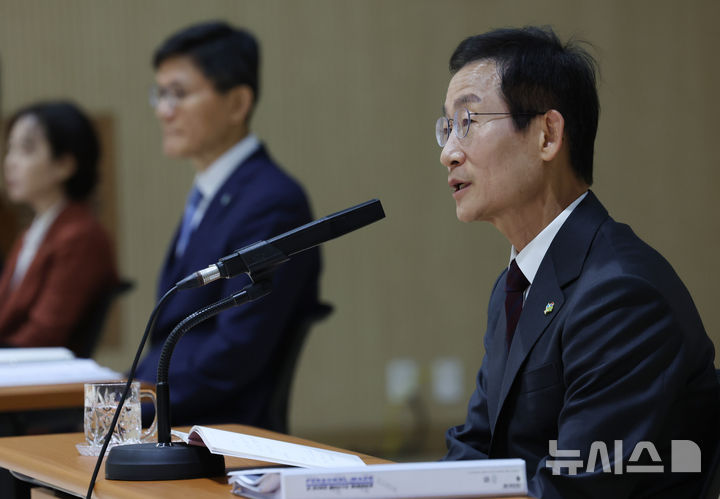 [서울=뉴시스] 조성우 기자 = 김호철 감사원장이 24일 서울 종로구 감사원에서 열린 기자간담회에서 취재진 질문에 답변하고 있다. 2026.06.24. xconfind@newsis.com