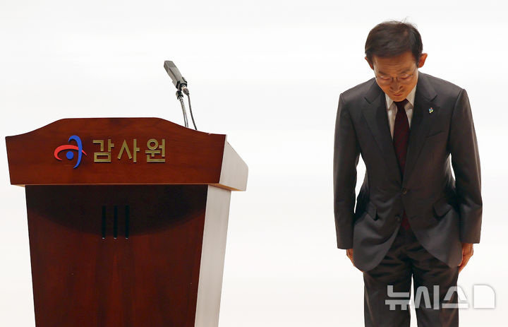 [서울=뉴시스] 조성우 기자 = 김호철 감사원장이 24일 서울 종로구 감사원에서 열린 기자간담회에서 인사말에 앞서 인사하고 있다. 2026.06.24. xconfind@newsis.com