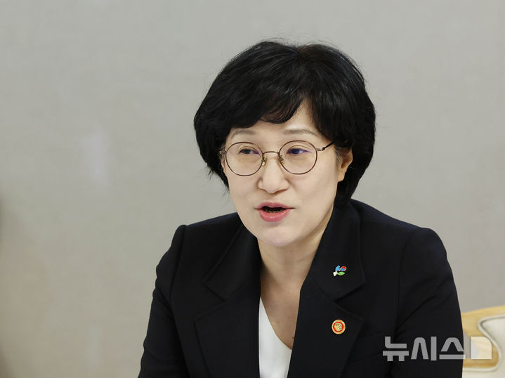 [서울=뉴시스] 조수정 기자 = 원민경 성평등가족부 장관이 지난 24일 오전 서울 종로구 정부서울청사에서 중앙부처 성평등위원회(교육부, 법무부, 문체부, 복지부, 노동부, 경찰청) 위원장 협의체 회의를 주재하고 있다. 2026.06.24. chocrystal@newsis.com